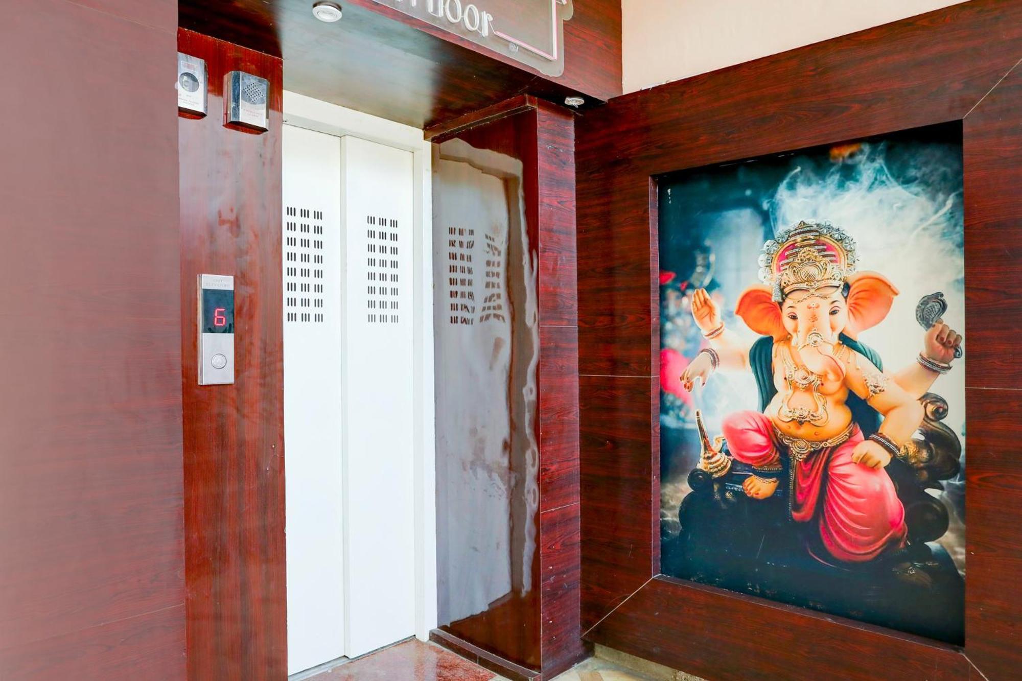 O Hyderabad Gate Iit Bhu Hotel Kakarmatha